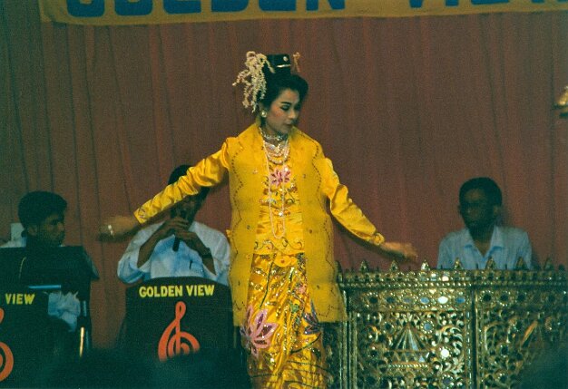 11 - Spectacle Yangon